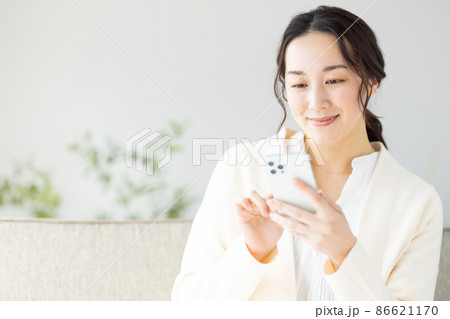 リビングでスマホを見る女性 リビングでスマホを見る女性 86621170