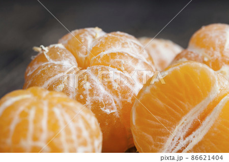 peeled ripe juicy tangerine on a wooden table 86621404