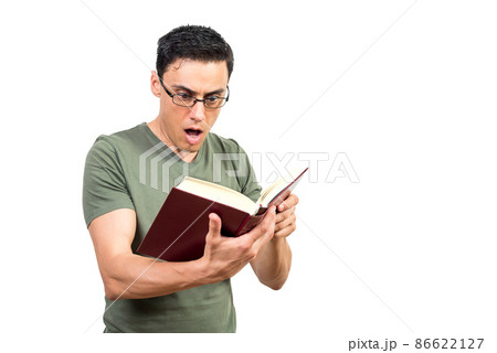 Shocked man in glasses reading interesting book 86622127