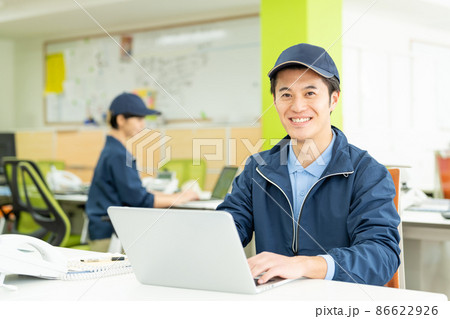 デスクワークをするドライバー 86622926