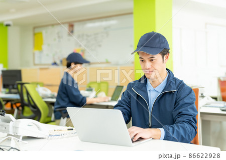 デスクワークをするドライバー 86622928