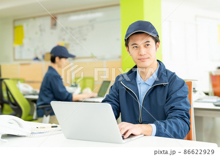 デスクワークをするドライバー 86622929