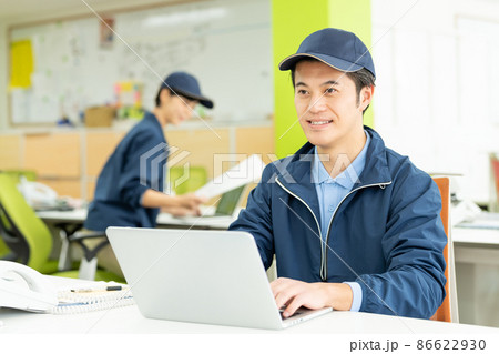 デスクワークをするドライバー 86622930