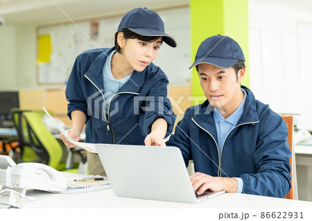 デスクワークをするドライバー 86622931