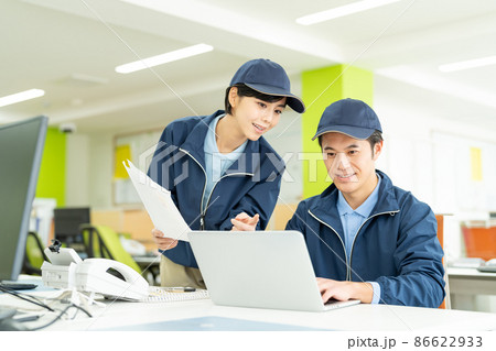 デスクワークをするドライバー 86622933