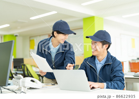 デスクワークをするドライバー 86622935