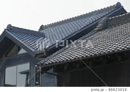 蔵造り建物の屋根瓦　(川越市) 86623019