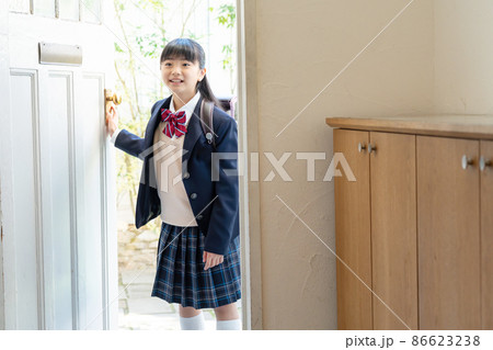 帰宅する学生服の女の子 86623238