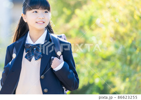 小学生　女の子 　制服　 86623255