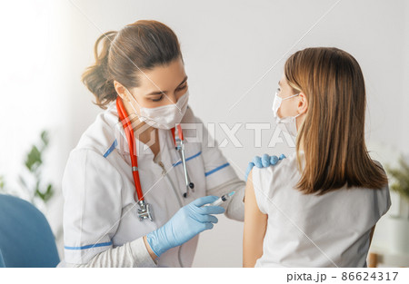 Doctor vaccinating child Doctor vaccinating child 86624317