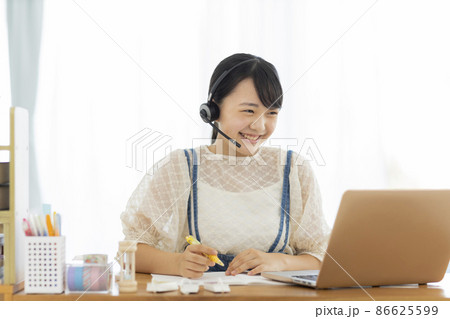 オンライン学習をする女の子 パソコン 86625599