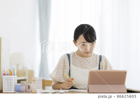 オンライン学習をする女の子 タブレットPC オンライン学習をする女の子 タブレットPC 86625605