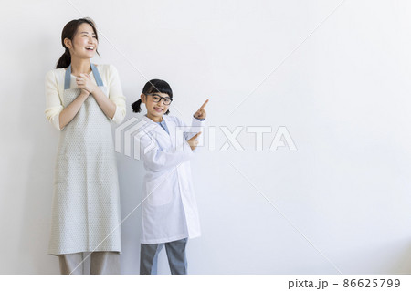 白衣の女の子と主婦 86625799