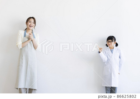 白衣の女の子と主婦 86625802