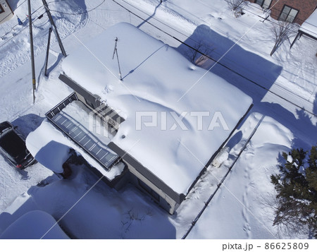 大雪が降った翌日の屋根(空撮) 大雪が降った翌日の屋根(空撮) 86625809
