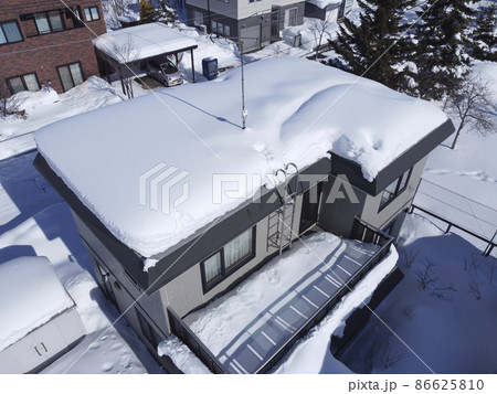 大雪が降った翌日の屋根(空撮) 大雪が降った翌日の屋根(空撮) 86625810
