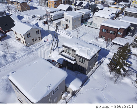 大雪が降った翌日の屋根（空撮） 86625811