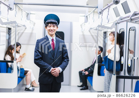 電車内で働く車掌 電車内で働く車掌 86626226