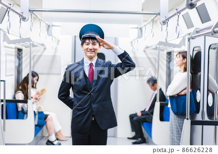 電車内で働く車掌 電車内で働く車掌 86626228