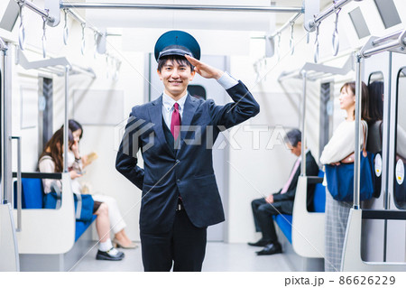 電車内で働く車掌 電車内で働く車掌 86626229