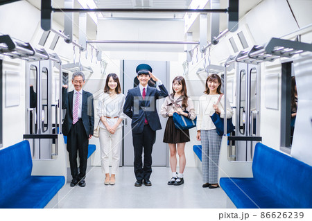 電車内で働く車掌 電車内で働く車掌 86626239