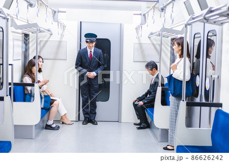 電車内で働く車掌 86626242