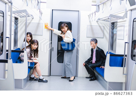電車内でSOSボタンを押す乗客 電車内でSOSボタンを押す乗客 86627363