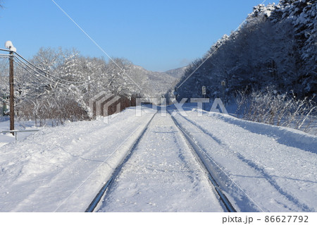 【北海道】一面の銀世界の中、どこまでも続く2本のレール 【北海道】一面の銀世界の中、どこまでも続く2本のレール 86627792
