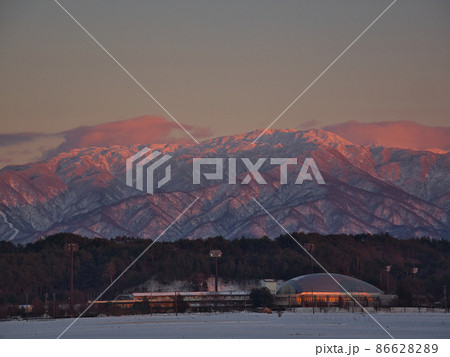 夕日に染まる冬の二王子岳 86628289