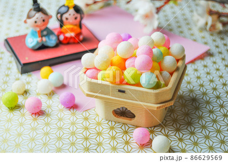 ひな祭りのひな人形とあられ 86629569