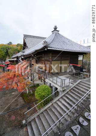 【中国三十三観音霊場】第五番　法界院の大師堂と本堂と紅葉3　岡山県岡山市北区 86629771