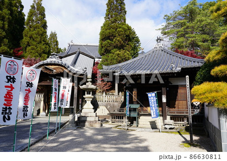 【瀬戸内三十三観音霊場】第一番　不洗観音寺の大師堂と覆い屋根の石段1　岡山県倉敷市 86630811