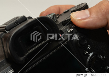 カメラのダイヤルを回してシャッタースピードを変える カメラのダイヤルを回してシャッタースピードを変える 86630826