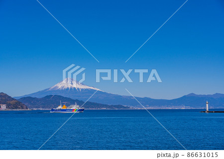 （静岡県）富士山を背に、清水港を出港する駿河湾フェリー 86631015