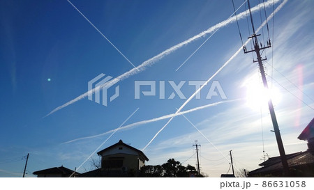 青空と飛行機雲 青空と飛行機雲 86631058