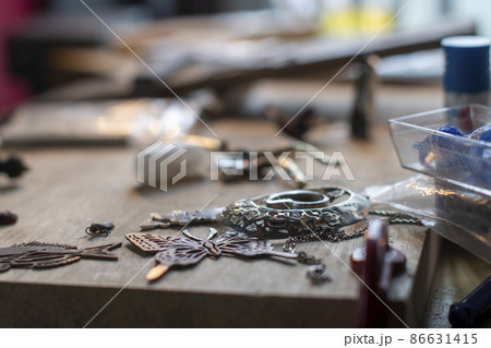 彫金　金属加工　工房　職人　技術　工芸　技法　削る　装飾　工具　手　ボディパーツ　鏨　 86631415