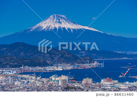 （静岡県）日本平から、清水港越しに富士山 86631460
