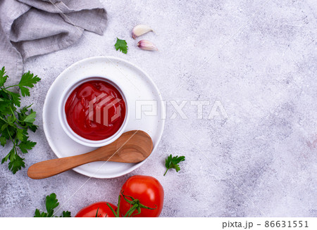 Fresh homemade tomato sauce with garlic 86631551
