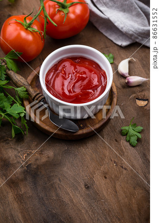 Fresh homemade tomato sauce with garlic Fresh homemade tomato sauce with garlic 86631552