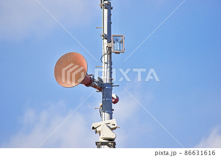 屋外拡声器と監視カメラ 86631616