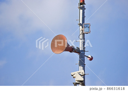 屋外拡声器と監視カメラ 86631618