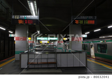 終電間際の埼京線赤羽駅ホームにて 終電間際の埼京線赤羽駅ホームにて 86632041