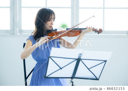 バイオリン　女性 86632153
