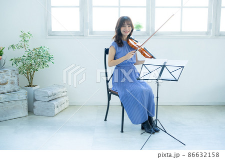 バイオリン　女性 86632158