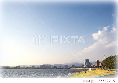 【絵画風】風が吹いて波が高い日の宍道湖畔の夕景 ... 島根県 松江市（快晴） 86632215