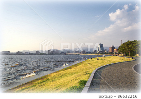 【絵画風】風が吹いて波が高い日の宍道湖畔の夕景 ... 島根県 松江市（快晴） 86632216