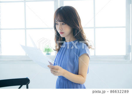 譜面台　女性 86632289