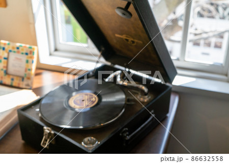 ぼかしイメージ:レトロなレコードプレーヤーのあるテーブル ぼかしイメージ:レトロなレコードプレーヤーのあるテーブル 86632558
