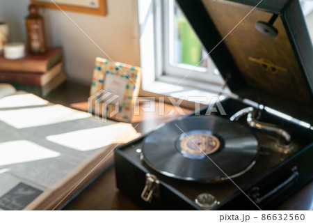 ぼかしイメージ:レトロなレコードプレーヤーのあるテーブル ぼかしイメージ:レトロなレコードプレーヤーのあるテーブル 86632560