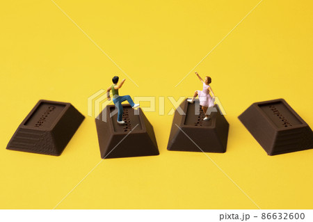 ミニチュア チョコレート 踊る 86632600